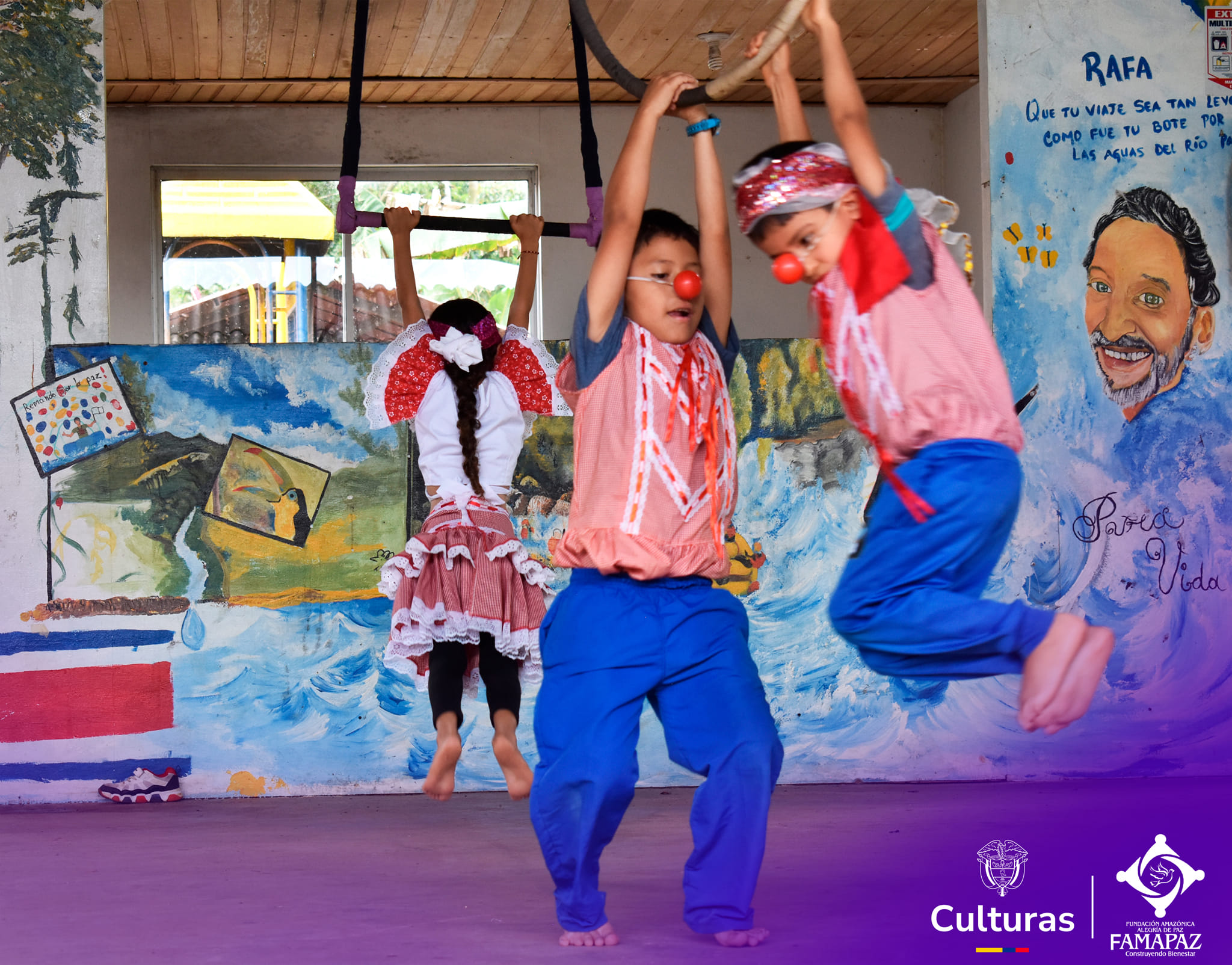Niños del programa de circo comunitario de FAMAPAZ