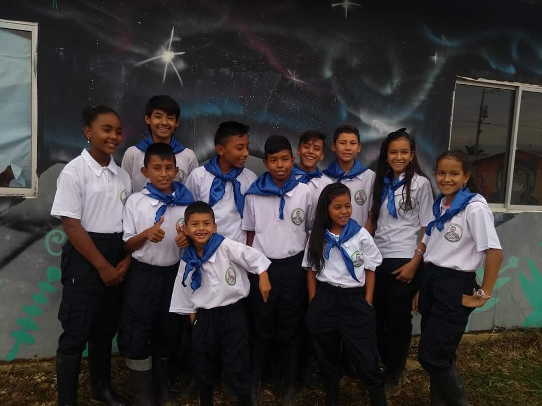 Grupo de jóvenes voluntarios de FAMAPAZ